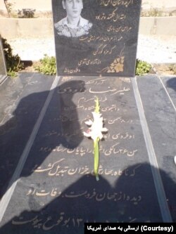 مزار علیرضا داوودی، فعال دانشجویی جان باخته پس از آزادی از بازداشت در اصفهان