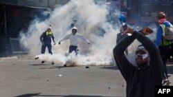 L'ONG kenyane KNHRC a recensé 22 morts dans le pays, dont 19 dans la capitale Nairobi, "plus de 300 blessés et plus de 50 arrestations".