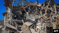 Tim penyelamat Ukraina bekerja di lokasi serangan rudal di Mykolaivka, wilayah Donetsk, di tengah invasi Rusia ke Ukraina, 28 Maret 2024. 