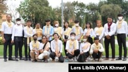 យុវជនមួយក្រុម ជួបជុំគ្នានៅលើសួនវត្តបុទុមវតី រាជធានីភ្នំពេញ ដើម្បីដាក់លិខិតសុំចូលគាល់ព្រះមហាក្សត្រ នៅថ្ងៃទី២៩ មីនា ២០២៣។ (លាស់ លីបលីប/វីអូអេ)