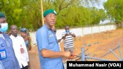 Jami'in Hukumar Shge da Fice na Najeriya yayin da yake bude iyakan Najeriya da Nijar