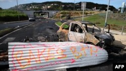 Слоган кој се однесува на француската лојалистка претседателка на јужната провинција Сониа Бакес е виден на барикада откако е напуштена во Нумеа, француската пацифичка територија на Нова Каледонија, 20 мај 2024 година.