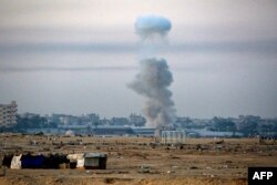 31일 가자지구 남부 라파에 이스라엘 군의 공격으로 인해 연기가 피어오르고 있다.