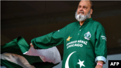 چاچا بشیر حیدر آباد اسٹیدیم میں اپنے چاند تارے والے سبز لباس اور پاکستانی پرچم کے ساتھ قومی ٹیم کی حوصلہ افزائی کر رہے ہیں۔ 6 اکتوبر 2023 