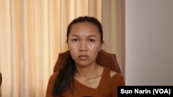 អ្នកស្រី ញូង សុខហៀង ភរិយា​របស់​លោក ថេង សាវឿន ផ្តល់​បទសម្ភាសន៍​ដល់​វីអូអេ នៅ​ថ្ងៃទី២៣ ខែឧសភា ឆ្នាំ២០២៣។ (ស៊ុន ណារិន/វីអូអេ)