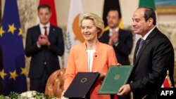 La présidente de la Commission européenne Ursula von der Leyen et le président égyptien Abdel Fattah al-Sissi lors de la signature du partenariat au Caire.