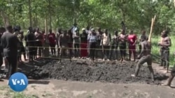 Des jeunes catcheurs ougandais s'entraînent sur un terrain mou