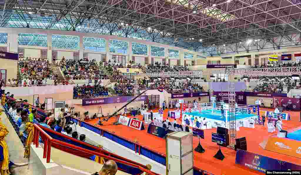 អ្នក​គាំទ្រ​នាំគ្នា​ចូលរួម​ទស្សនា​ការ​ប្រកួត​គុន​ខ្មែរ នៃ​ការ​ប្រកួត​កីឡា​ស៊ីហ្គេម​លើក​ទី​៣២ នៅ​ពហុកីឡ​ដា្ឋន​មរតក​តេជា ក្នុង​រាជធានី​ភ្នំពេញ នៅថ្ងៃទី១៣ ខែឧសភា ឆ្នាំ២០២៣។ (ស៊ឹម ចាន់សំណាង/វីអូអេ)