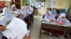 Anak-anak sekolah dasar sedang belajar di ruang kelas di Banda Aceh, 15 Mei 2023. (Foto: Chaideer Mahyuddin/AFP)