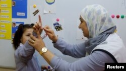 Seorang anak yang tuli, belajar bahasa isyarat di sekolahnya (foto: ilustrasi). Seorang balita tuli di Inggris mendapatkan kembali pendengarannya melalui terapi gen.