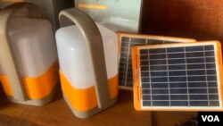 Des lampes solaires dans un domicile à Yaoundé le 09 mars 2024, (VOA/Emmanuel Jules Ntap)