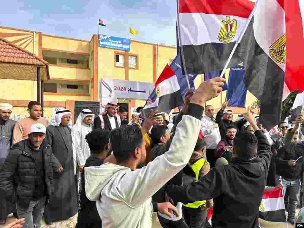 This polling station in North Sinai lies just 30 miles from Egypt’s border with Gaza, where the food, health, water and sanitation systems have collapsed under Israeli bombardments and blockades. Arish, Egypt, Dec. 10, 2023. (Hamada Elrasam/VOA) 