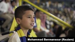 Mimpi Nabil Saeed untuk bertemu dengan pesepak bola asal Portugal, Cristiano Ronaldo, terwujud. Saeed, penyintas gempa Suriah, diundang menyaksikan laga klub Al-Nasr di Stadion Marsool Park, Riyadh, Arab Saudi, 3 Maret 2023. (Foto: Mohammed Benmansour/Reuters)