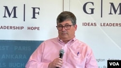 美国国务院东亚及太平洋事务局副助理国务卿及中国事务协调员马克·兰伯特在德国马歇尔基金会发表讲话。(2024年4月29日，美国之音锺辰芳拍摄)