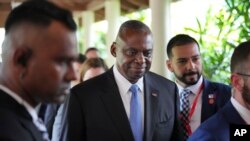 Menteri Pertahanan AS Lloyd Austin berjalan seusai melangsungkan pertemuan bilateral dengan Menteri Pertahanan China Dong Jun di sela KTT Dialog Shangri-La di Singapore, pada 31 Mei 2024. (Foto: AP/Vincent Thian)
