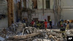 عملیات امدادرسانی پس از حمله مرگبار روسیه به بیمارستان کودکان اوخمادیت در کی‌یف، پایتخت اوکراین.