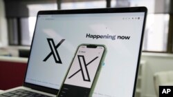 រូបឯកសារ៖ ទូរស័ព្ទដៃនិងកុំព្យូទ័របង្ហាញបណ្តាញសង្គម X កាលពីថ្ងៃទី១៦ ខែតុលា ឆ្នាំ២០២៣។ 