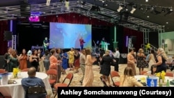 ສ່ວນນຶ່ງຂອງບັນຍາກາດໃນງານລ້ຽງ ເພື່ອມອບລາງວັນໃຫ້ແກ່ຜູ້ທີ່ໄດ້ຮັບທຶນການສຶກສາ, ໃນນະຄອນເຊັນທ໌ ປີເຕີ້ສເບີກ, ລັດຟລໍຣິດາ.