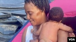 Edna Kemorsay soothes her month-old son Ishmael. (Lisa Bryant/VOA)