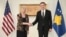 Nikol Čulik, zamenica pomoćnika državnog sekretara SAD i Aljbin Kurti, premijer Kosova (Foto: Vlada Kosova)