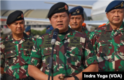 Panglima TNI Laksamana Yudo Margono (tengah) menyampaikan keterangannya di Lanud Halim Perdanakusuma terkait satuan tugas TNI yang akan mengevakuasi WNI dari Sudan pada Senin (24/4). (Foto: VOA/Indra Yoga)