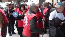 İzmir’deki eylemde emekliler başlarına ‘huni’ taktı, “Çıldırmak üzereyiz” yazılı dövizler taşıdı 