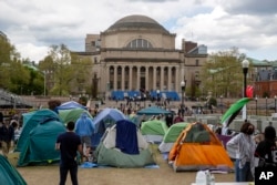 Mahasiswa dan pengunjuk rasa lainnya berada di tenda kemah di kampus Columbia University di New York pada Rabu, 24 April 2024. (Foto: AP)