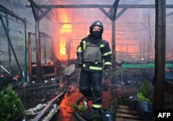 เจ้าหน้าที่ดับเพลิงทำงานภายในร้าน Epicentr DIY ในเมืองคาร์คิฟ หลังการโจมตีของรัสเซีย เมื่อวันที่ 25 พ.ค. 2024