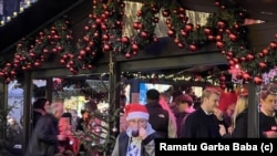 Mutane suna shagulguln Kirsimeti a Turai