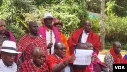 Mwenyekiti wa kundi la wazee wa jamii ya  Wamaasai, Mzee Kelena Olenchoy akiwa na viongozi wenzake. 