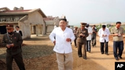 Pemimpin Korea Utara Kim Jong Un menunjungi sebuah peternakan di wilayah Hwangju, Korea Utara, dalam foto yang dirilis pada 23 Juli 2020. (Foto: Korean Central News Agency/Korea News Service via AP, File)