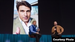 Chris Anderson (TED) i Tom Graham koji razvija vještačku inteligenciju na konferenciji TED2023 sa lažnom fotografijom Toma Cruzea. ( Foto: Gilberto Tadday/TED)