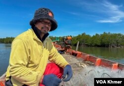 លោក នាក់ ធី អ្នកនេសាទក្បែរកំពង់ផែពហុបំណងកំពត ក្នុងភូមិគីឡូ១២ សង្កាត់កោះតូច ក្រុងបូកគោ ខេត្តកំពត នៅថ្ងៃទី២៦ ខែឧសភា ឆ្នាំ២០២៤។ (កាន់ វិច្ឆិកា/វីអូអេ)