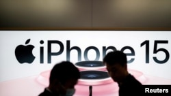 资料照：上海苹果专卖店的新款苹果手机iPhone 15的广告。(2023年9月22日)