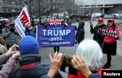 Pendukung mantan Presiden AS Donald Trump melakukan protes di luar Pengadilan New York, di mana jaksa wilayah Alvin Bragg melanjutkan penyelidikannya terhadap Trump, di Manhattan, New York City, AS, 20 Maret 2023. (Foto: REUTERS/Andrew Kelly)