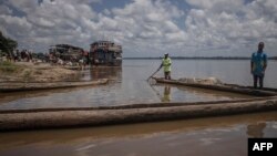 Balobi mbisi na ebale ya Congo pene na ba baleinière, Kisangani, etuka ya Tshopo, 01 sanza ya mwambe 2022.