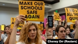 Okupljeni pred početak posebne sjednice u Tenesiju, sa znakovima kojim pozivaju na strožije zakone o vatrenom oružju, 22. avgusta 2023. godine.