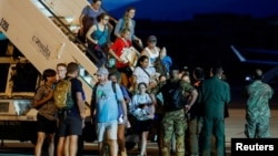 Une centaine de ressortissants étrangers résidant au Niger sont arrivés à Rome mercredi matin, évacués par l'Italie.