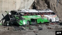 مقام‌های پاکستانی گفته اند که این بس به دلیل سرعت زیاد از جاده منحرف شده و به یک دره سقوط کرده است.