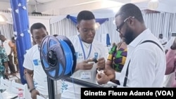 Richard Odjrado, CEO de As World tech et des jeunes développeurs de la fondation Vallet.