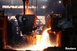 Pekerja memantau proses peleburan nikel di smelter nikel PT Vale Tbk di Sorowako, Sulawesi Selatan, 30 Maret 2023.. (Foto: Reuters)