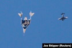 Virgin Galactic's passenger rocket plane VSS Unity, carrying billionaire entrepreneur Richard Branson and his crew, descends after reaching the edge of space above Spaceport America near Truth or Consequences, New Mexico, U.S., July 11, 2021. (REUTERS/Joe Skipper)