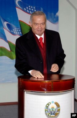 O'zbekistonning oldigi uzoq yillik rahbari Islom Karimov bosh qomusni yangilab, muddatlarini nollashtirib, hokimiyatda qolishini ta'minlagan