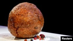 Bakso yang terbuat dari daging yang dibudidayakan menggunakan DNA mamut berbulu yang telah punah disajikan di NEMO Science Museum yang dibuat oleh perusahaan daging budidaya, di Amsterdam, Belanda, 28 Maret 2023. (REUTERS/Piroschka van de Wouw)