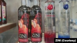 ຂວດເຄື່ອງດື່ມ ZINI ຢູ່ທີ່ຮ້ານຂາຍເຄື່ອງດື່ມມຶນເມົາ. (ໄດ້ຮັບການສະໜອງໃຫ້ໂດຍ ປະທານໃຫຍ່ຂອງເຄື່ອງດື່ມ ZINI ໂວດກ້າ)