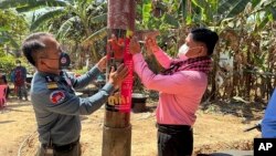 មន្ត្រី​ផ្នែក​សុខភាព​សត្វ និង​មន្ត្រី​កង​រាជ​អាវុធ​ហត្ថ​ដាក់​ផ្ទាំង​ផ្សាយ​អំពី​ការ​យល់​ដឹង​អំពី​ជំងឺ​ផ្តាសាយ​បក្សី H5N1 នៅ​ខេត្ត​ព្រៃវែង​នៃ​ប្រទេស​កម្ពុជា កាលពី​ថ្ងៃ​ព្រហស្បតិ៍ ទី​២៣ ខែ​កុម្ភៈ ឆ្នាំ​២០២៣។