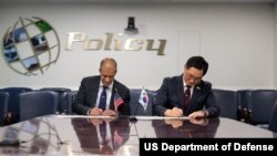 11일 미국 국방부에서 비핀 나랑 미국 국방부 우주정책차관보와 조창래 한국 국방부 국방정책실장이 '대한민국과 미합중국의 한반도 핵억제 핵작전 지침'(이하 공동지침)에 서명하고 있다.