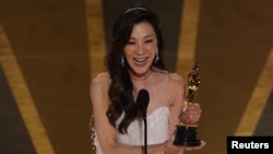 លោកស្រី Michelle Yeoh ឈ្នះ​ពាន​រង្វាន់​អូស្ការ​សម្រាប់​តួឯកស្រី​​ល្អ​បំផុត​នៅ​ក្នុង​ខ្សែ​ភាពយន្ត​ឈ្មោះ “Everything Everywhere All At Once" នៅក្នុង​កម្មវិធី​ប្រគល់​ពាន​រង្វាន់ Academy Awards លើកទី ៩៥ នៅ​ថ្ងៃទី១២ ខែមីនា ឆ្នាំ២០២៣។