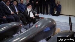 نمایش یک پهپاد جدید در جریان بازدید علی خامنه‌ای از نمایشگاه محصولات شرکت‌های دانش‌بنیان - ۲۱ مهر ۱۳۹۸