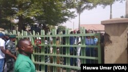 Ma’aikatan gidan wutar Lantarki na Kaduna a wajen ofishin bayan an kore su daga aiki